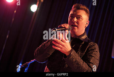 Sam Smith se produit au future Festival de la BBC radio 1 aux studios Maida Vale de Londres. L'événement musical en direct présente des spectacles d'actes qui ont été présentés comme des concerts à regarder en 2014. Banque D'Images