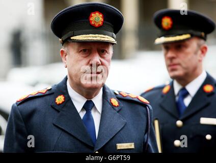 Le commissaire de Garde Martin Callinan (à gauche) arrive à Leinster House pour comparaître devant le Comité des comptes publics de Dail au sujet de la controverse sur les points de pénalité. Banque D'Images