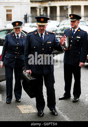 Le commissaire de Garde, Martin Callinan (au centre), avec le commissaire adjoint Noirin O'Sullivan (à gauche) et le commissaire adjoint, John Twomey, arrivent à Leinster House pour comparaître devant le Comité des comptes publics de Dail à propos de la controverse sur les points de pénalité. Banque D'Images