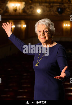 L'actrice Dame Angela Lansbury est en scène lors d'une séance photo au Gielgud Theatre, dans le centre de Londres, où elle jouera le rôle de Madame Arcati dans une nouvelle production de 'Blithe Spirit', son premier rôle West End depuis près de 40 ans. Banque D'Images