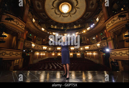 L'actrice Dame Angela Lansbury est en scène lors d'une séance photo au Gielgud Theatre, dans le centre de Londres, où elle jouera le rôle de Madame Arcati dans une nouvelle production de 'Blithe Spirit', son premier rôle West End depuis près de 40 ans. Banque D'Images