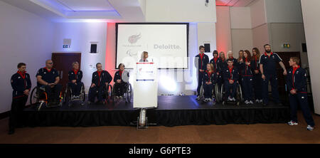 Chef de mission Penny Briscoe (au centre) avec des athlètes lors du lancement de l'équipe paralympique GB à Sotchi au Radisson Blu Hotel, Glasgow. Banque D'Images