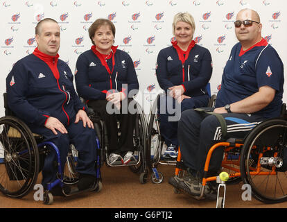 Wheelchair Curling's (de gauche à droite) Robert McPherson, Aileen Neilson, Angela Malone et Gregor Ewan lors du lancement de l'équipe paralympique GB pour Sotchi au Radisson Blu Hotel, Glasgow. Banque D'Images