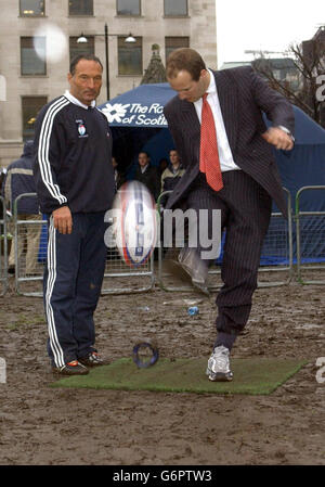 Jonathan Retter, un entraîneur de coups de pied, reçoit les conseils de Dave Alred dans le cadre de l'événement « Kick for an RBS 6 Nations Ticket » à Finsbury Square, Londres.Les concurrents qui réussissent à faire jouer le ballon directement au milieu des posts auront la chance de gagner une paire de billets pour un match à domicile en Angleterre. Banque D'Images