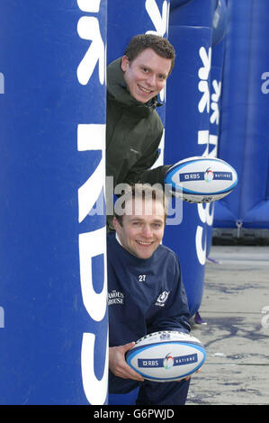 Graeme Beveridge, la star du rugby en Écosse, en photo avec Ross McCruden d'Édimbourg (en haut), qui a été trois fois vainqueur avec son coup de pied précis lors du coup de pied des 6 nations du RBS pour un événement de billetterie à Édimbourg en Écosse.Les concurrents qui réussissent à faire jouer le ballon directement au milieu des poteaux auront la chance de gagner une paire de billets pour un match de 6 nations. Banque D'Images