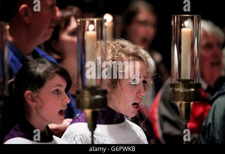 Chloe Chawner (à gauche) et Ellen Spurling, du Canterbury Cathedral Girls Choir, chantent dans la première représentation de la chorale lors d'Evensong à la cathédrale de Canterbury, dans le Kent. Banque D'Images