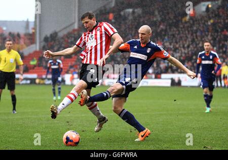 Chris porter (à gauche) de Sheffield United et Philippe Senderos de Fulham se disputent le ballon Banque D'Images