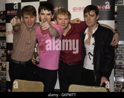 Le groupe écossais Franz Ferdinand, (l-r) Alexander Kapranos, Paul Thomson, Robert Hardy et Nicholas McCarthy, lors d'une signature en magasin pour promouvoir leur premier album autoenregistré au HMV dans le centre de Londres. Banque D'Images
