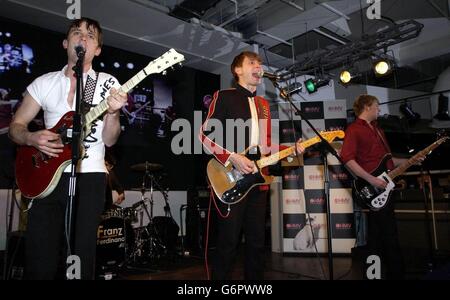 Nicholas McCarthy (à gauche), Alexander Kapranos (au centre) et Robert Hardy du groupe écossais Franz Ferdinand se sont produit en direct lors d'une signature en magasin pour promouvoir leur premier album autoenregistré au HMV dans le centre de Londres. Banque D'Images