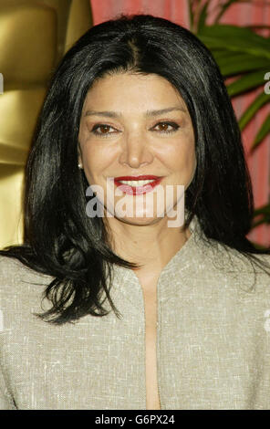 L'actrice Shohreh Aghdashloo, nominée au Academy Award pour la meilleure actrice de soutien pour son rôle dans 'A House of Sand and Fog', arrive pour le déjeuner des nominés aux Academy Awards qui s'est tenu au Beverly Hilton à Beverly Hills, en Californie. Banque D'Images