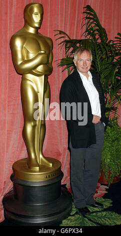 Le réalisateur Peter Weir, nominé pour le meilleur réalisateur de son film, 'Master and Commander', arrive pour le déjeuner des nominés des Academy Awards qui s'est tenu au Beverly Hilton à Beverly Hills, en Californie. Banque D'Images