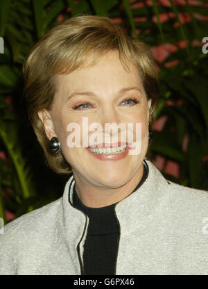 L'actrice Julie Andrews arrive pour le déjeuner des nominés des Academy Awards qui s'est tenu au Beverly Hilton à Beverly Hills, en Californie. Banque D'Images