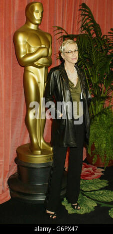 La chanteuse Annie Lennox, nominée au Academy Award pour la meilleure chanson originale 'into the West' de 'The Lord of the rings; The Return of the King', arrive pour le déjeuner des nominés au Academy Awards organisé au Beverly Hilton à Beverly Hills, en Californie. Banque D'Images