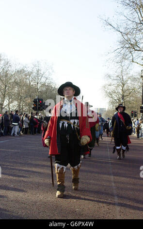 Reconstitution historique des marches de la société d'honorer un roi tombé Banque D'Images