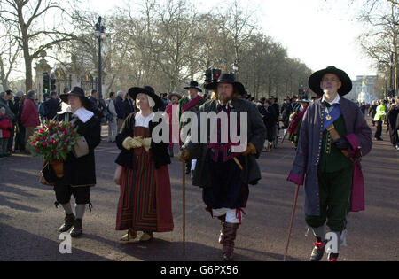 Des officiers supérieurs de l'Armée du Roi de la Société anglaise de la Guerre civile, défilant le long du Mall à la tête de l'Armée du Roi, Au cours de leur marche annuelle pour commémorer l'exécution du roi Charles I. l'Armée du roi a tenu cette marche dans le centre de Londres le dernier week-end de janvier au cours des 32 dernières années, et elle est maintenant reconnue comme une coutume de Londres. Banque D'Images