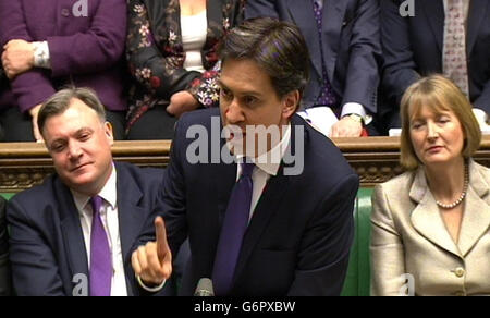 Le chancelier de l'ombre Ed Balls (à gauche) et le leader adjoint du Parti travailliste Harriet Harman (à droite) écoutent pendant que le chef du parti travailliste Ed Miliband parle lors des questions du premier ministre à la Chambre des communes, à Londres. Banque D'Images