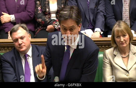 Le chancelier de l'ombre Ed Balls (à gauche) et le leader adjoint du Parti travailliste Harriet Harman (à droite) écoutent pendant que le chef du parti travailliste Ed Miliband parle lors des questions du premier ministre à la Chambre des communes, à Londres. Banque D'Images