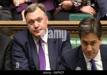 Le chancelier de l'ombre Ed Balls (à gauche) et le chef du parti travailliste Ed Miliband pendant les questions du premier ministre à la Chambre des communes, à Londres. Banque D'Images