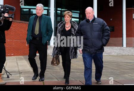 Anne Kirkbride, comédienne de la rue couronnement, quitte la Cour de la Couronne de Preston après avoir témoigné au procès William Roache. Banque D'Images