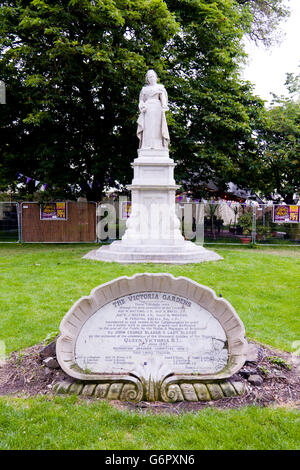 Plaque commémorative et Statue de la reine Victoria à Victoria Gardens, Brighton East Sussex England Banque D'Images