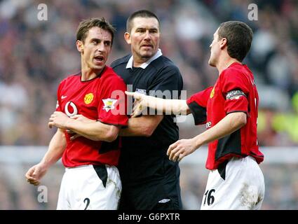 L'arbitre Jeff Winter (au centre) et Roy Keane de Manchester United, freinent Gary Neville (à gauche) de Manchester United à la suite d'un incident houleux avec Steve McManaman de Manchester City lors du 5e match de la FA Cup à Old Trafford, Manchester. Neville a été envoyé à la suite de l'incident. Manchester United a gagné 4-2. Banque D'Images