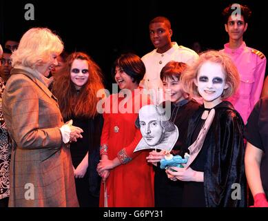 La duchesse de Cornwall rencontre des élèves participant au Shakespeare Schools Festival lors d'une visite au Palace Theatre de Westcliff-on-Sea dans l'Essex. Banque D'Images