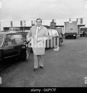 M. Denis Healey, chancelier de l'Échiquier, à l'aéroport d'Heathrow aujourd'hui pour embarquer dans un vol Concorde pour des entretiens à Washington avec des responsables du Fonds monétaire international, et pour assister à une réunion du comité intérimaire du FMI. Banque D'Images