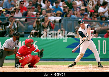 28-JUL-96 ... Jeux Olympiques d'Atlanta ... Baseball ... Cuba contre les États-Unis ...Matt LeCroy des États-Unis frappe le ballon Banque D'Images