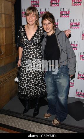 Edith Bowman (à gauche) et Alex Parks, animateur de radio 1 et présentateur de télévision, lors des Elle style Awards 2004 au Natural History Museum, dans le sud de Londres. Banque D'Images