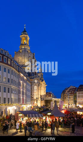 Marché de Noël sur la Neumarkt , dans l'arrière-plan l'église Frauenkirche, Dresden, Allemagne, Sachsen, Texas, United States Banque D'Images