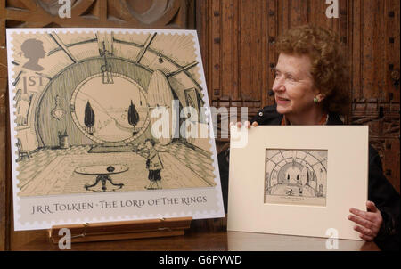 26/02/2004: Mlle Priscilla Tolkein, fille la plus jeune du romancier britannique JRR Tolkein, avec le dessin original du stylo et de l'encre de la 'Hall at Bag-End' et un agrandissement d'un timbre le décrivant qui sera publié par le Royal Mail, le jeudi 26 février 2004,En commémoration du 50ème anniversaire des deux premières parties du Seigneur des anneaux.Les dessins de Tolkeins sont conservés en permanence à la bibliothèque Bodleian, à Oxford, où le photographe a été pris. Banque D'Images