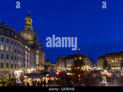 Marché de Noël sur la Neumarkt , dans l'arrière-plan l'église Frauenkirche, Dresden, Allemagne, Sachsen, Texas, United States Banque D'Images