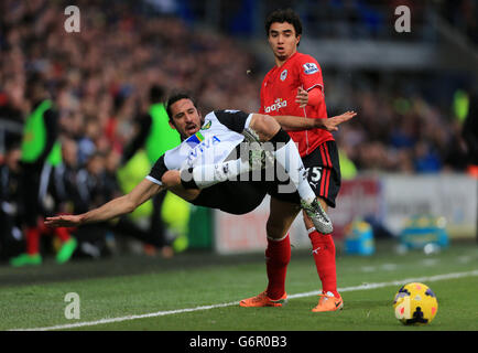 Jonas Gutierrez, de Norwich City, se charge du ballon contre Fabio, de Cardiff City (à droite), lors du match de la Barclays Premier League au Cardiff City Stadium, Cardiff/ Date de la photo : samedi 1er février 2014/ crédit photo à lire : Nick Potts/PA Wire/ maximum 45 images pendant un match/ pas d'utilisation dans les jeux, les compétitions, les marchandises, les Paris ou les services d'un seul club/joueur/ Banque D'Images