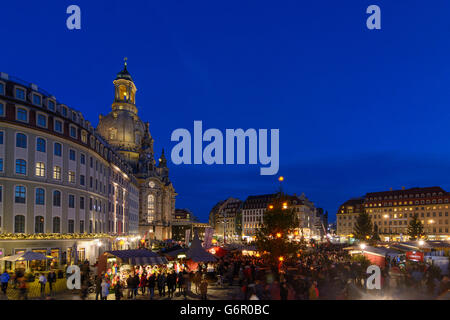 Marché de Noël sur la Neumarkt , dans l'arrière-plan l'église Frauenkirche, Dresden, Allemagne, Sachsen, Texas, United States Banque D'Images