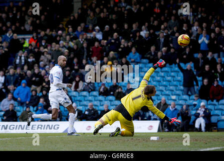 Soccer - Sky Bet Championship - Leeds United / Huddersfield Town - Elland Road.Jimmy Kebbe de Leeds United bat Alex Smithies pour marquer son deuxième but lors du match du championnat Sky Bet à Elland Road, Leeds. Banque D'Images