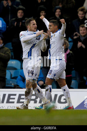 Ross McCormack, de Leeds United (à gauche), célèbre son troisième but avec et Rodolph Austin lors du match du championnat Sky Bet à Elland Road, Leeds. Banque D'Images