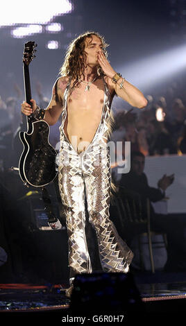 Justin Hawkins, de The Darkness, se produit en direct lors des Brit Awards 2004 annuels à Earls court, dans le sud-ouest de Londres. Banque D'Images