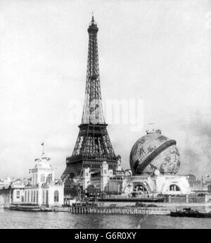 Exposition de Paris, 1900. La Tour Eiffel, de la Seine et globe de Passay Point, Exposition de Paris 1900, Paris, France. La Tour Eiffel a été construite pour servir de l'entrée de l'Exposition Universelle de 1889. Banque D'Images