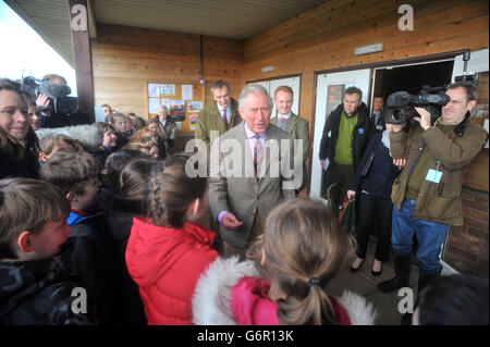 Le Prince de Galles rencontre des élèves de la Stoke St Gregory Primary School alors qu'il quitte le Williams Hall de Stoke St Gregory, Somerset, pour rencontrer des résidents locaux et des travailleurs des services d'urgence. Banque D'Images