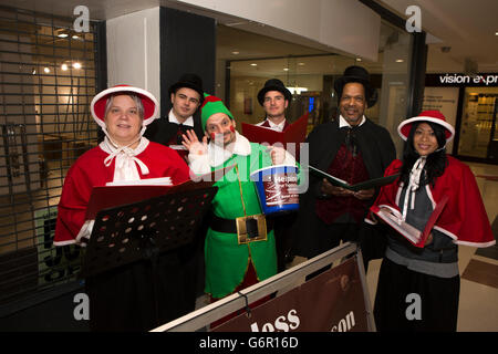 Gloucester, Gloucestershire, Royaume-Uni, le centre commercial Eastgate, bétel sans-abri la charité Carol Singers Banque D'Images