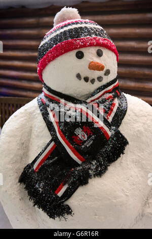 Gloucester, Gloucestershire, Royaume-Uni, le centre commercial Eastgate, le Snowman wearing Gloucester Rugby foulard Banque D'Images