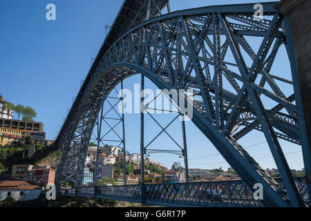 Dom Luis I, pont enjambant la rivière Douro, Porto, Portugal Banque D'Images