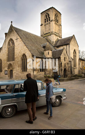 Gloucester, Gloucestershire, Royaume-Uni, Southgate Street, couple admiring 1960 Vauxhall Victor location à St Mary de Crypt Church Banque D'Images