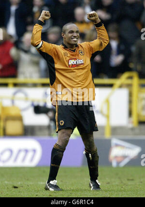 Paul Ince, capitaine de Wolverhampton Wanderers, célèbre l'audition du dernier coup de sifflet devant les fans de Manchester United, alors que Wolves a battu Manchester United 1-0 lors du match FA Barclaycard Premiership à Molineux, Wolverhampton. Banque D'Images