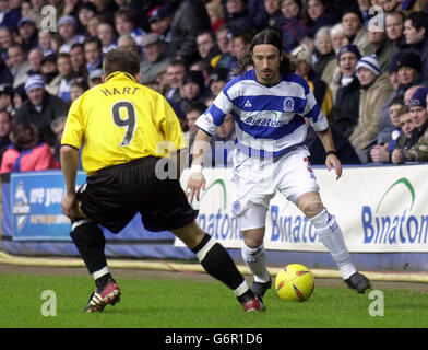 Queen's Park Rangers Gino Padula (à droite) en action contre Gary Hart de Brighton et Hove Albion, lors de leur match national de division deux au terrain de Loftus Road de QPR à Londres.. Banque D'Images