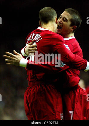 Bruno Cheyrou de Liverpool (à gauche) célèbre avec Harry Kewell après avoir obtenu son score lors du 4e match de la FA Cup à Anfield, Liverpool. Banque D'Images