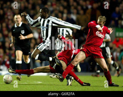 Dietmar Hamann et Stephane Henchoz de Liverpool défient Shola Ameobi de Newcastle lors du 4e match de la FA Cup à Anfield, Liverpool. Score final 2-1 à Liverpool. Banque D'Images