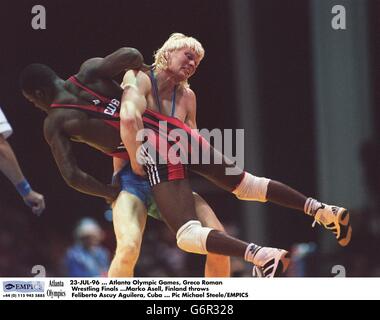 23-JUL-96, Jeux Olympiques d'Atlanta, Greco Roman Wrestling finals, Marko Asell, Finlande jette Feliberto Ascuy Aguilera, Cuba Banque D'Images