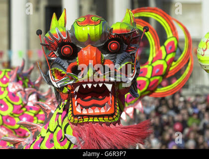 La tête d'un dragon est perlée pendant les célébrations du nouvel an chinois à Trafalgar Square à Londres. Banque D'Images