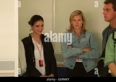 26-JUL-96 ..Grand Prix d'Allemagne. La petite amie de David Coulthard, Andrea Murray, avec la petite amie de Jacques Villeneuve, Sandrine, dans les fosses Banque D'Images